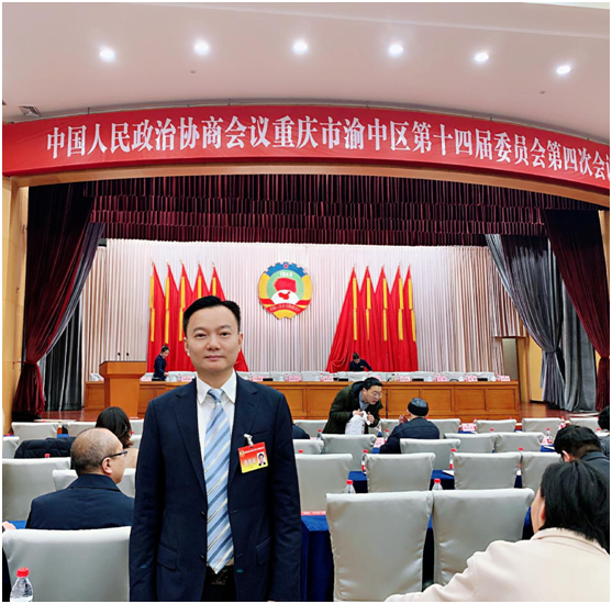 王普:重慶渝中區(qū)政協(xié)常委、民建重慶市委企專委委員、重慶人文科技學(xué)院客座教授、重慶朝天門餐飲控股集團(tuán)董事長、重慶博茂餐飲集團(tuán)董事長