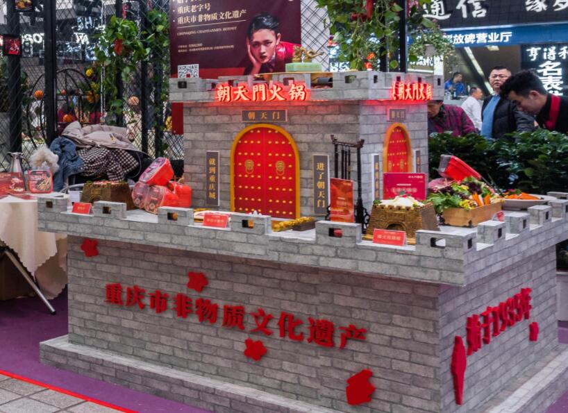 內(nèi)江開火鍋加盟店合適嗎？當(dāng)?shù)厥袌鋈绾危? /> 
</p>
<p>
	1.火鍋店眾多，可行性較高
</p>
<p>
	內(nèi)江雖然有“甜城”之稱，但是當(dāng)?shù)厝巳匀浑x不了麻辣的魂，對(duì)火鍋的喜愛是溢于言表的。我們可以看到內(nèi)江的火鍋店數(shù)量并不少，這就說明一個(gè)問題，在內(nèi)江開火鍋店的可行性是非常高的。我們可以對(duì)比各個(gè)火鍋店的品牌特色，通過優(yōu)劣分析，找到更加適合市場的發(fā)展道路。
</p>
<p>
	2.人文景觀多，消費(fèi)需求旺
</p>
<p>
	我們都知道，內(nèi)江是一座文化古城，培育了多位杰出的歷史名人，孔子之師萇弘和國畫大師張大千都是其中之一。當(dāng)?shù)氐娜宋?、自然景觀非常多，深厚的文化氛圍吸引了眾多的旅客，由此，助長了當(dāng)?shù)氐南M(fèi)需求，不管什么地方來的游客，只要到了內(nèi)江，肯定都是要吃一吃火鍋的。外來消費(fèi)需求不斷上漲，再加上內(nèi)部本地人對(duì)美食的不盡喜愛和執(zhí)著追求，都為在內(nèi)江開火鍋加盟店提供了良好的發(fā)展契機(jī)。
</p>
<p>
	3.品牌雜亂，選擇需謹(jǐn)慎
</p>
<p>
	雖然從以上兩點(diǎn)我們都可以看出，內(nèi)江的火鍋加盟市場非常旺盛，但是并非所有人都能一舉成功，目前的火鍋行業(yè)是火爆與危機(jī)并存的，發(fā)展形勢好，但也面臨著市場混亂，品牌多而雜，市場約束不足等問題，因而，作為投資人我們就得保持應(yīng)有的理性和判斷力，選擇品牌時(shí)要盡可能地選擇那些有一定市場知名度和威望的火鍋品牌。
</p>
<p>
	綜上所述，內(nèi)江是一個(gè)吃火鍋氛圍濃烈的城市，當(dāng)?shù)夭粌H市場好，需求也旺，但是你也應(yīng)該明了的一點(diǎn)是，有開店想法的并不止你一人，大家都在爭分奪秒地?fù)寠Z資源，因此，為了避免好品牌、好門面被他人搶占，建議盡早行動(dòng)。以上就是我們的相關(guān)回答了，如有其它疑問，可給我們留言。
</p>                        </div>
                    </div>
                </div>
                <div   id=