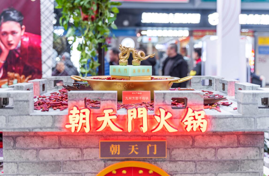 開火鍋加盟店，要學(xué)會用服務(wù)感動顧客！