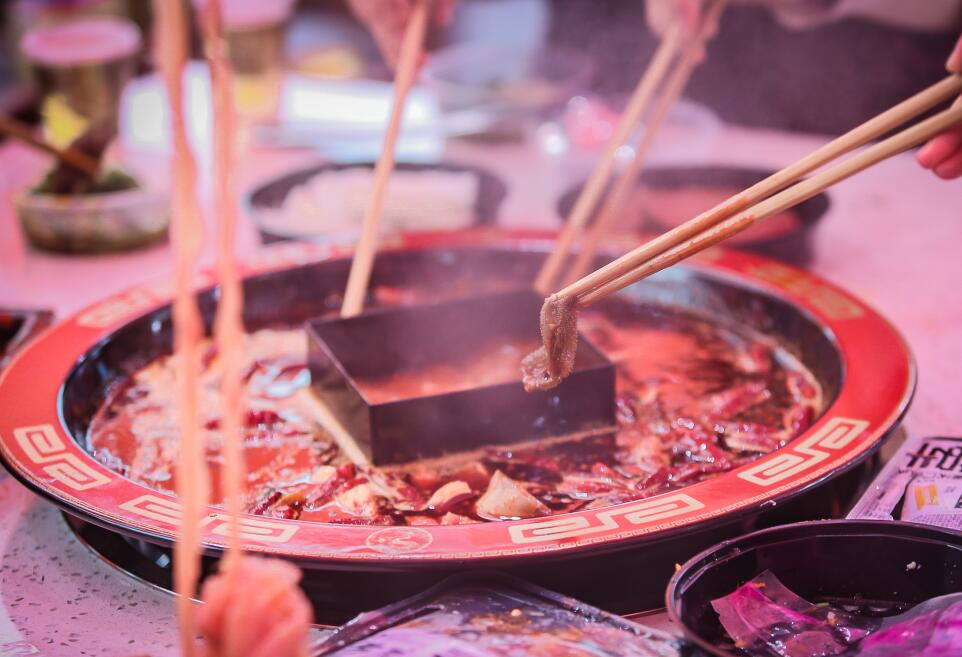 號(hào)稱(chēng)來(lái)重慶必吃的地標(biāo)火鍋，朝天門(mén)讓你不留遺憾！