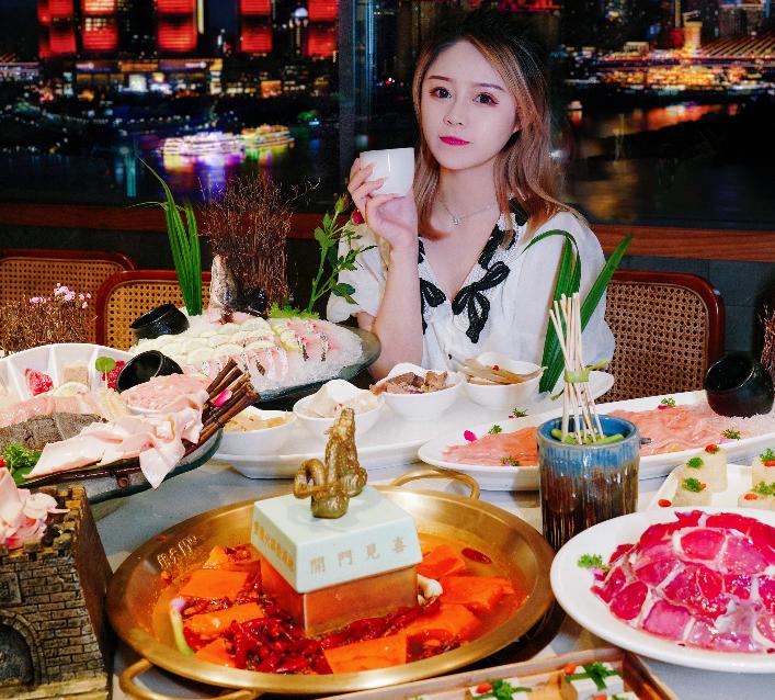 重慶餐飲加盟什么項(xiàng)目啟動(dòng)難度?。? /> 
</p>
<p>
	首先：集中配送，統(tǒng)一標(biāo)準(zhǔn)
</p>
<p>
	一直以來，連鎖火鍋加盟憑借快速?gòu)?fù)制、標(biāo)準(zhǔn)統(tǒng)一的特色，與其他餐飲形成了鮮明的對(duì)比，產(chǎn)業(yè)優(yōu)勢(shì)也日益凸顯。傳統(tǒng)的餐飲需要一位大廚，并且很難做好味道的把控，今天可能咸一點(diǎn)，明天口味可能淡一點(diǎn)，味道隨時(shí)發(fā)生變動(dòng)。而火鍋所有核心原料（底料、香油、特色化產(chǎn)品）皆是按照統(tǒng)一標(biāo)準(zhǔn)生產(chǎn)，集中配送，能有效減少口感差異，保持味道恒定不變。
</p>
<p>
	其次：出品模板化，工序簡(jiǎn)單
</p>
<p>
	要想<a href=