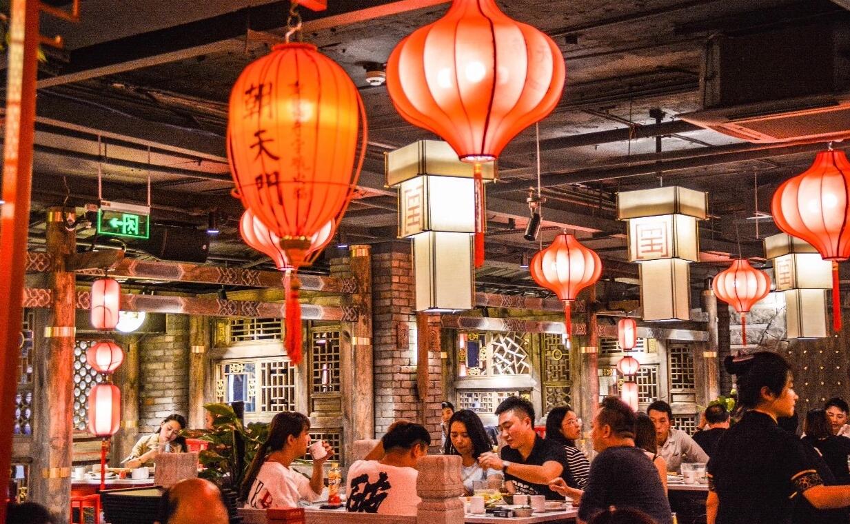 疫情下餐飲店火爆排隊(duì)，經(jīng)營秘訣是什么？