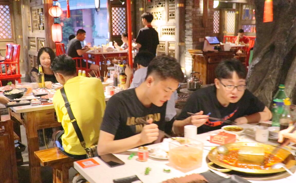 火鍋店桌椅，這么選！居然還提高了營業(yè)額？